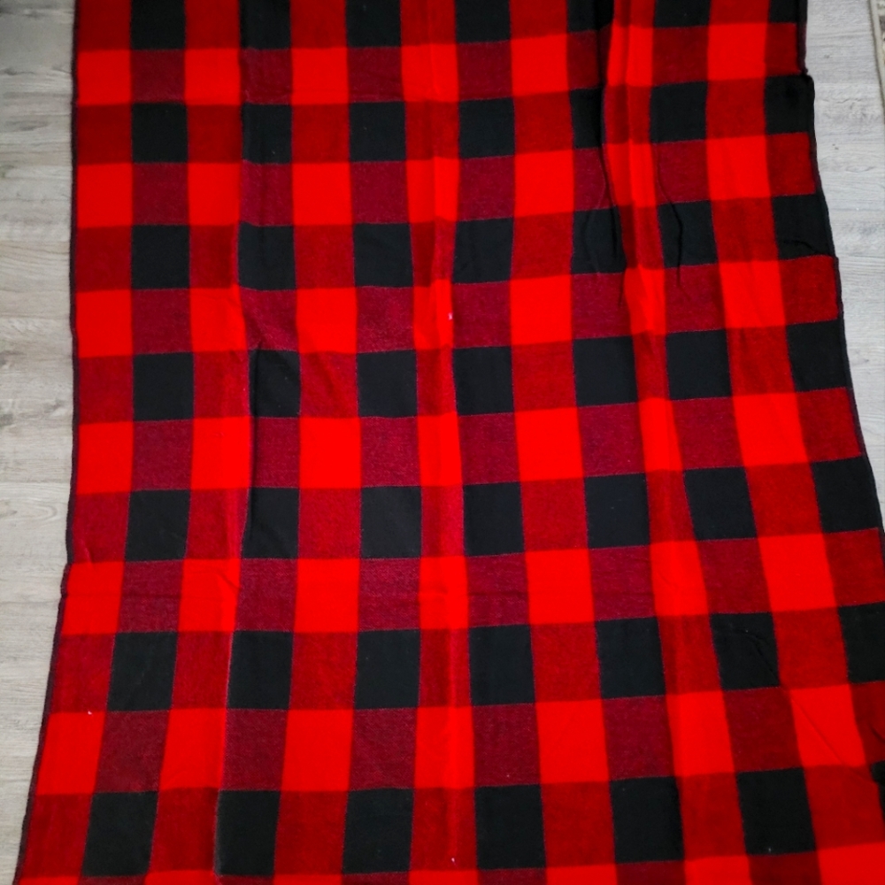Marlboro Country Store 85% Wool red black Plaid throw Size 56" x 76"